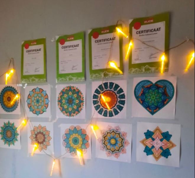 Certificaten Tussen De Kerstversiering Aangepast
